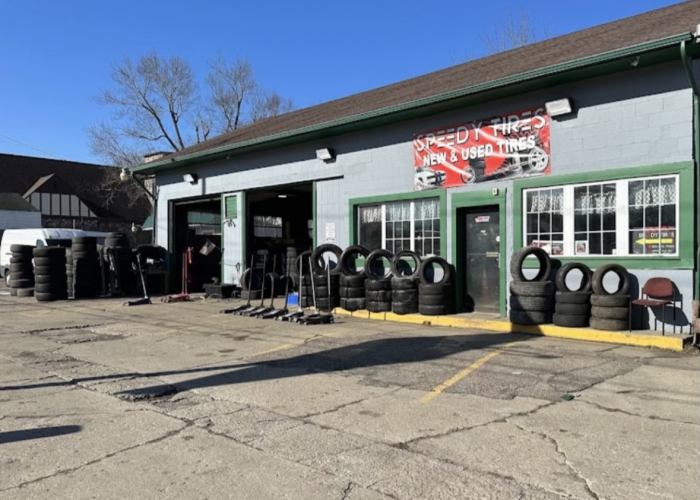 Speedy Tires shop outside